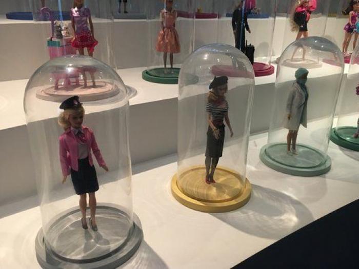 Barbie toma París: una retrospectiva de 700 muñecas inunda el Museo de Artes Decorativas