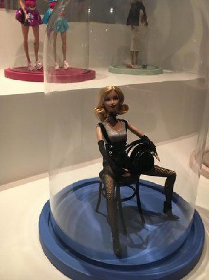Barbie toma París: una retrospectiva de 700 muñecas inunda el Museo de Artes Decorativas