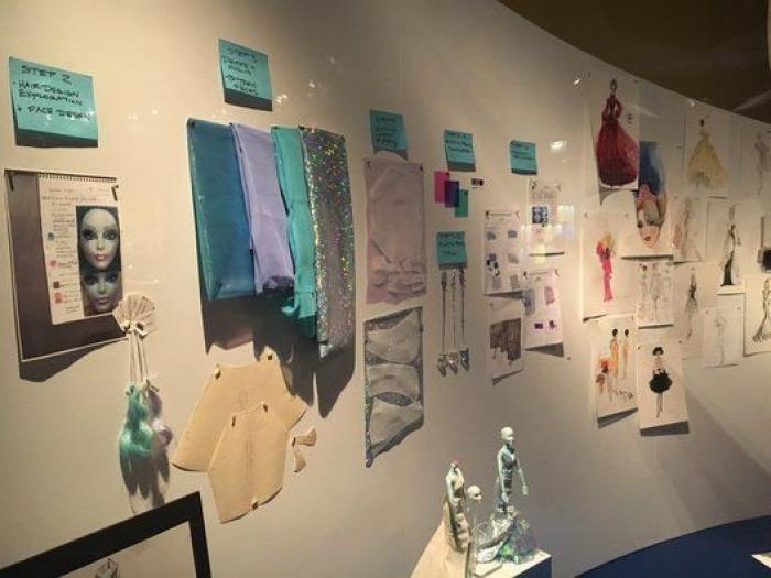 Barbie toma París: una retrospectiva de 700 muñecas inunda el Museo de Artes Decorativas