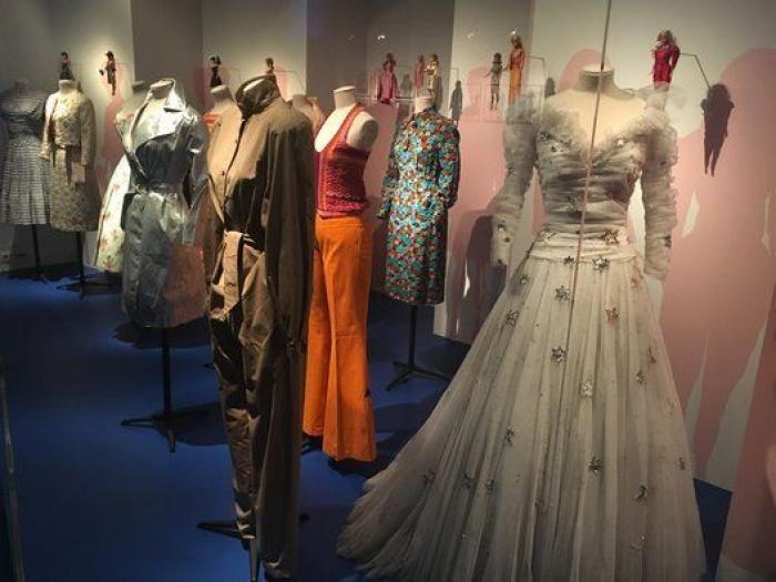 Barbie toma París: una retrospectiva de 700 muñecas inunda el Museo de Artes Decorativas