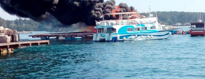 Arde un barco turístico con 50 personas a bordo en Pontevedra