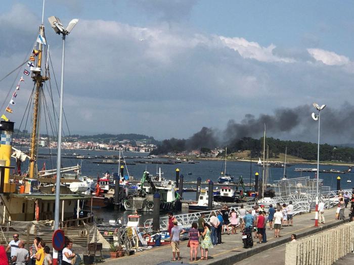 Arde un barco turístico con 50 personas a bordo en Pontevedra