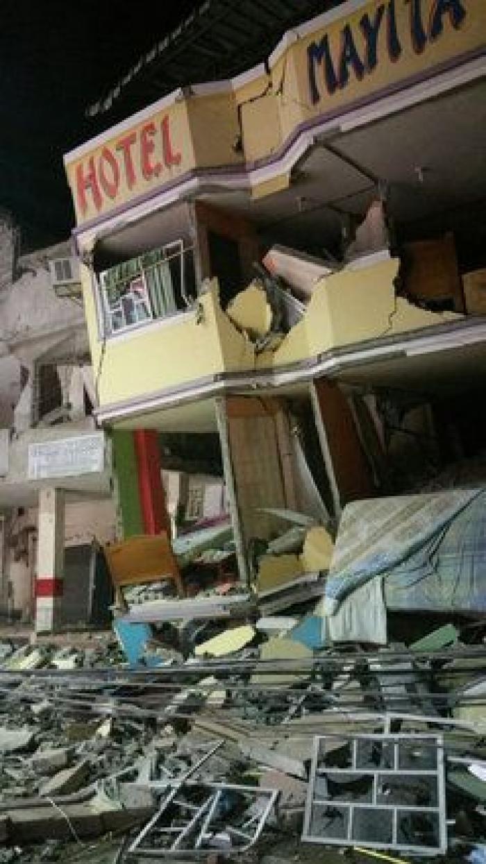 Ascienden a 350 los muertos por el terremoto en Ecuador