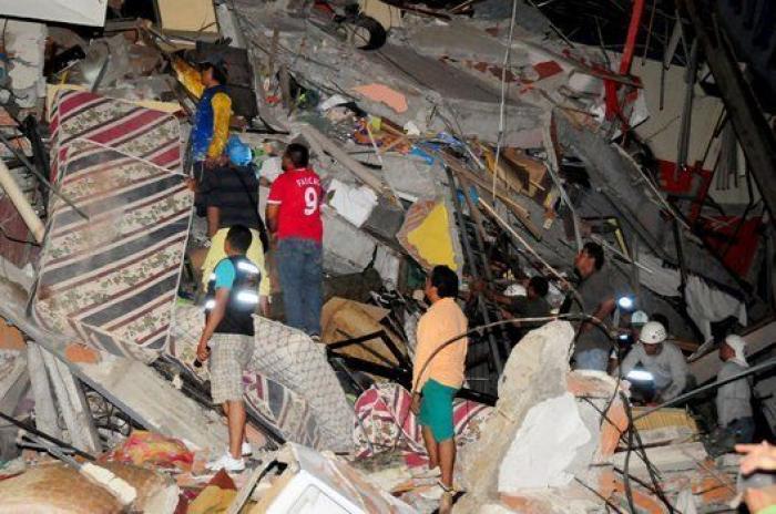 Ascienden a 350 los muertos por el terremoto en Ecuador