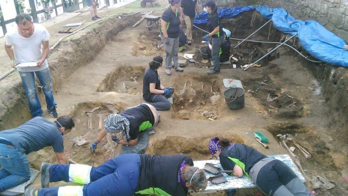 Aranga, el ejemplo de cómo se abren las fosas del franquismo sin ayudas y a puro tesón