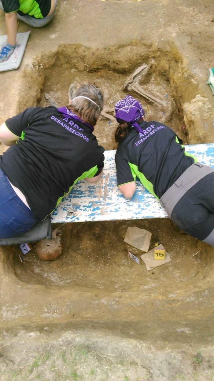 Aranga, el ejemplo de cómo se abren las fosas del franquismo sin ayudas y a puro tesón