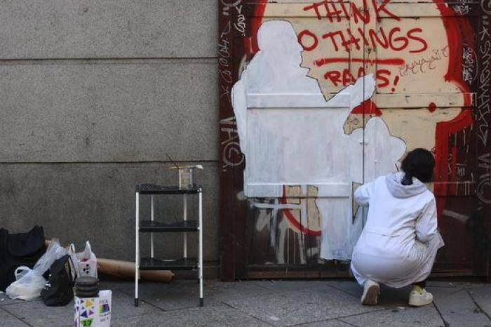 Malasaña pinta sus cierres con arte urbano... y se destrozan 24 horas después