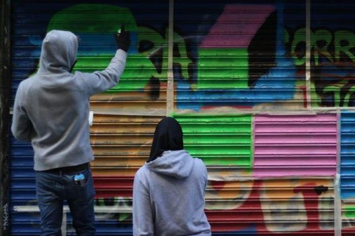 Malasaña pinta sus cierres con arte urbano... y se destrozan 24 horas después