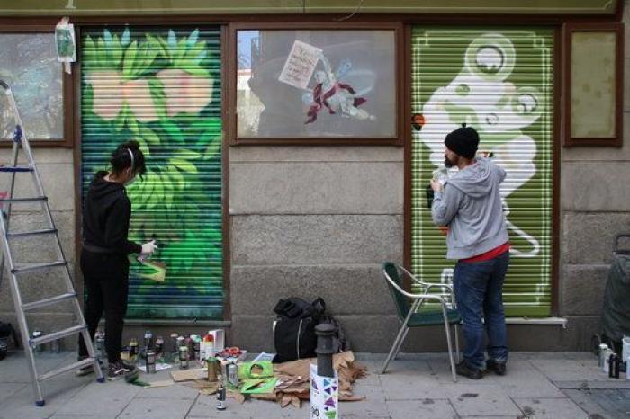 Malasaña pinta sus cierres con arte urbano... y se destrozan 24 horas después