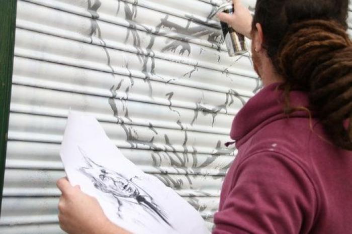 Malasaña pinta sus cierres con arte urbano... y se destrozan 24 horas después