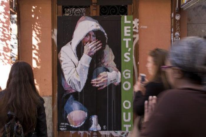 Malasaña pinta sus cierres con arte urbano... y se destrozan 24 horas después