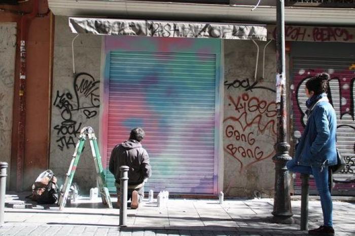 Malasaña pinta sus cierres con arte urbano... y se destrozan 24 horas después