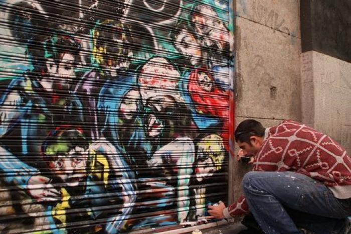 Malasaña pinta sus cierres con arte urbano... y se destrozan 24 horas después