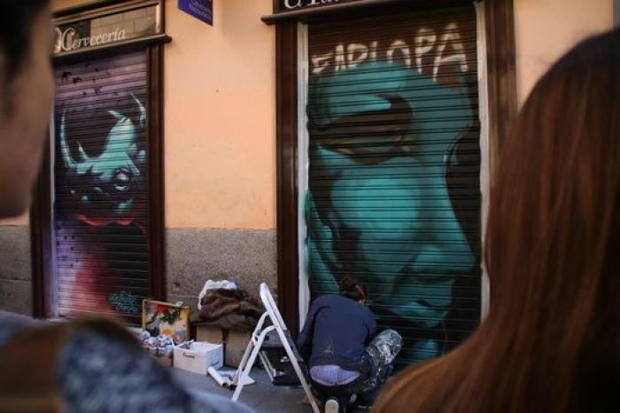Malasaña pinta sus cierres con arte urbano... y se destrozan 24 horas después