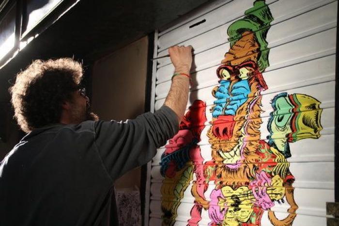 Malasaña pinta sus cierres con arte urbano... y se destrozan 24 horas después