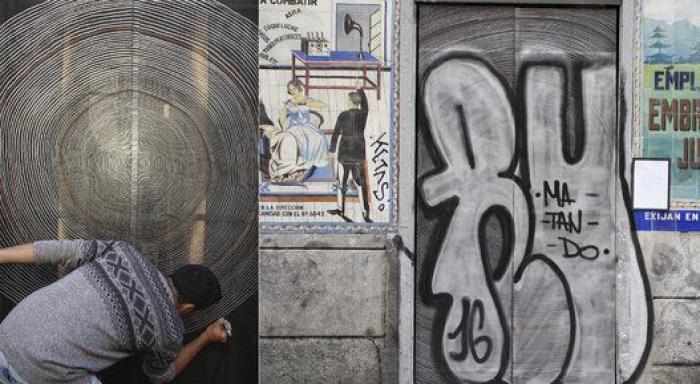 Malasaña pinta sus cierres con arte urbano... y se destrozan 24 horas después