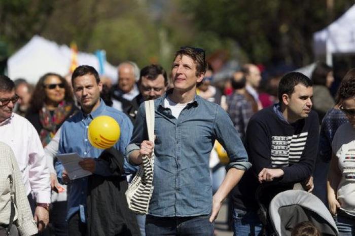 Actores, deportistas y políticos conviven con los escritores en Sant Jordi