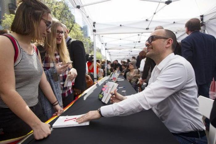 Actores, deportistas y políticos conviven con los escritores en Sant Jordi
