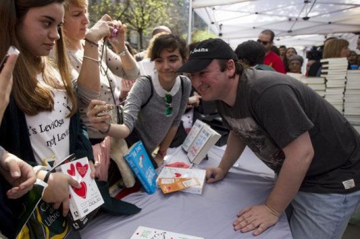 Actores, deportistas y políticos conviven con los escritores en Sant Jordi