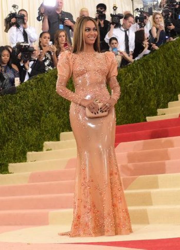 Un bloguero recrea en su casa los 'looks' más destacados de la gala Met 2016