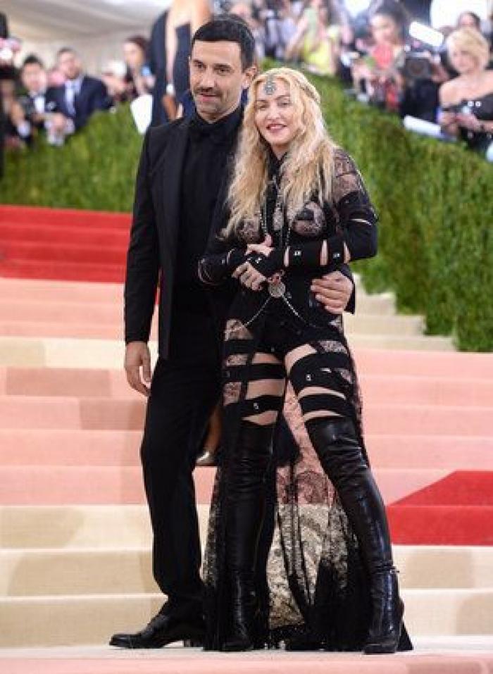 Un bloguero recrea en su casa los 'looks' más destacados de la gala Met 2016