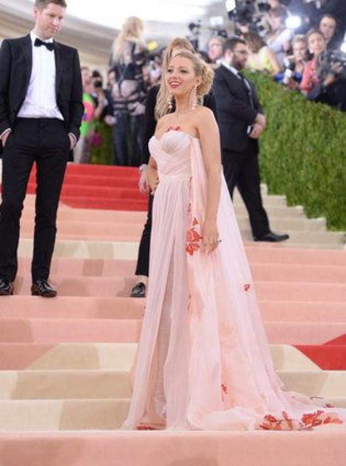 Un bloguero recrea en su casa los 'looks' más destacados de la gala Met 2016