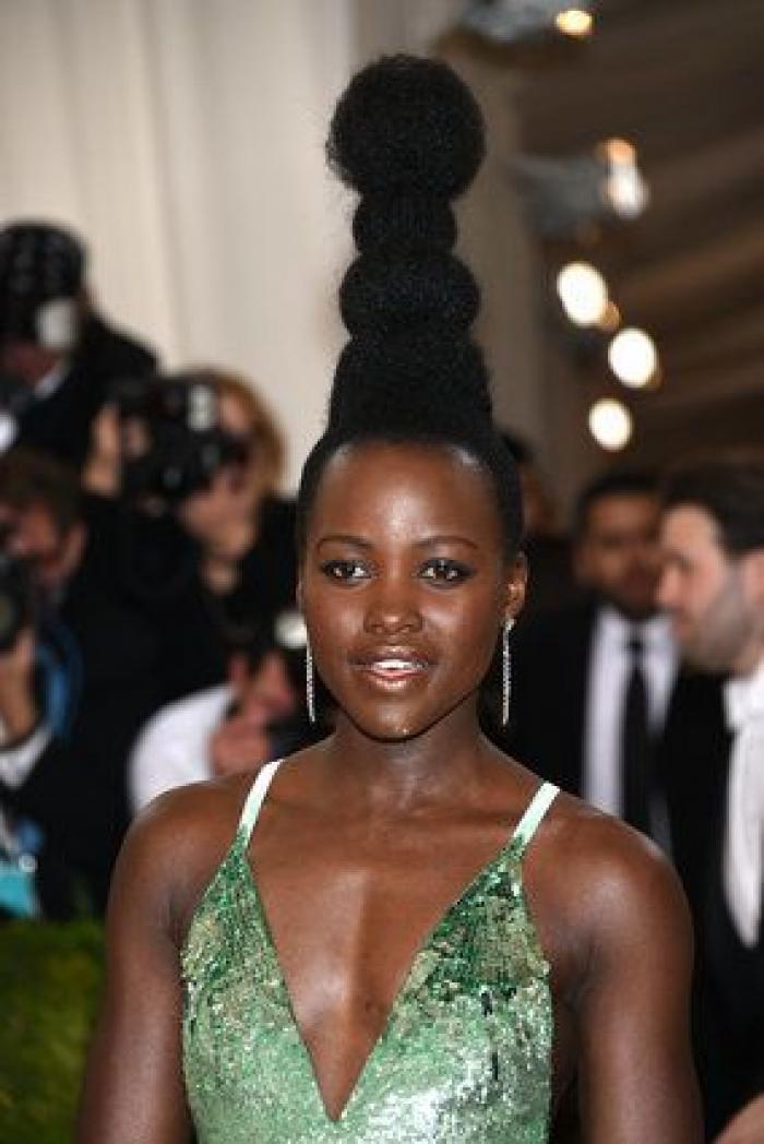 Un bloguero recrea en su casa los 'looks' más destacados de la gala Met 2016