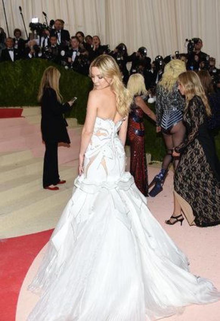 Un bloguero recrea en su casa los 'looks' más destacados de la gala Met 2016