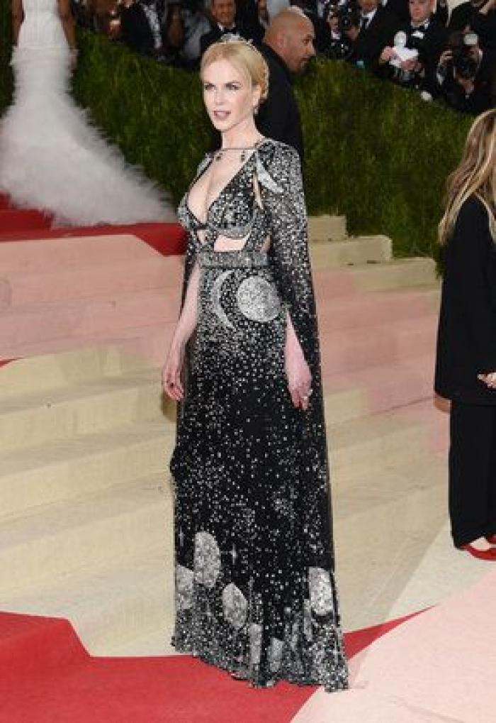 Un bloguero recrea en su casa los 'looks' más destacados de la gala Met 2016