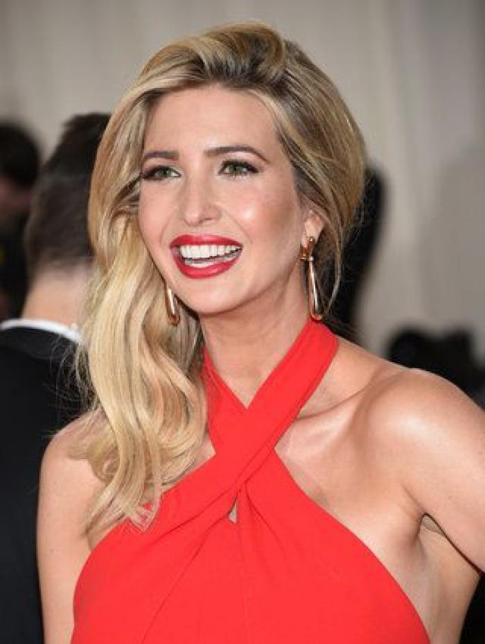 Un bloguero recrea en su casa los 'looks' más destacados de la gala Met 2016