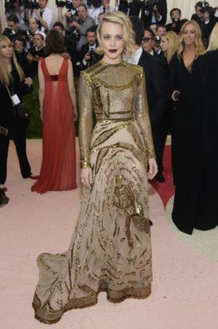 Un bloguero recrea en su casa los 'looks' más destacados de la gala Met 2016