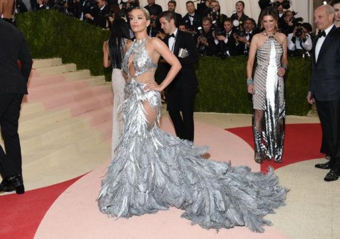 Un bloguero recrea en su casa los 'looks' más destacados de la gala Met 2016