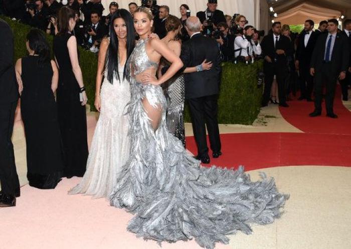 Un bloguero recrea en su casa los 'looks' más destacados de la gala Met 2016