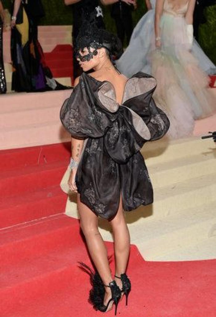 Un bloguero recrea en su casa los 'looks' más destacados de la gala Met 2016