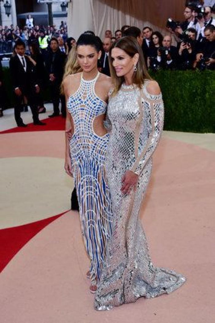 Un bloguero recrea en su casa los 'looks' más destacados de la gala Met 2016