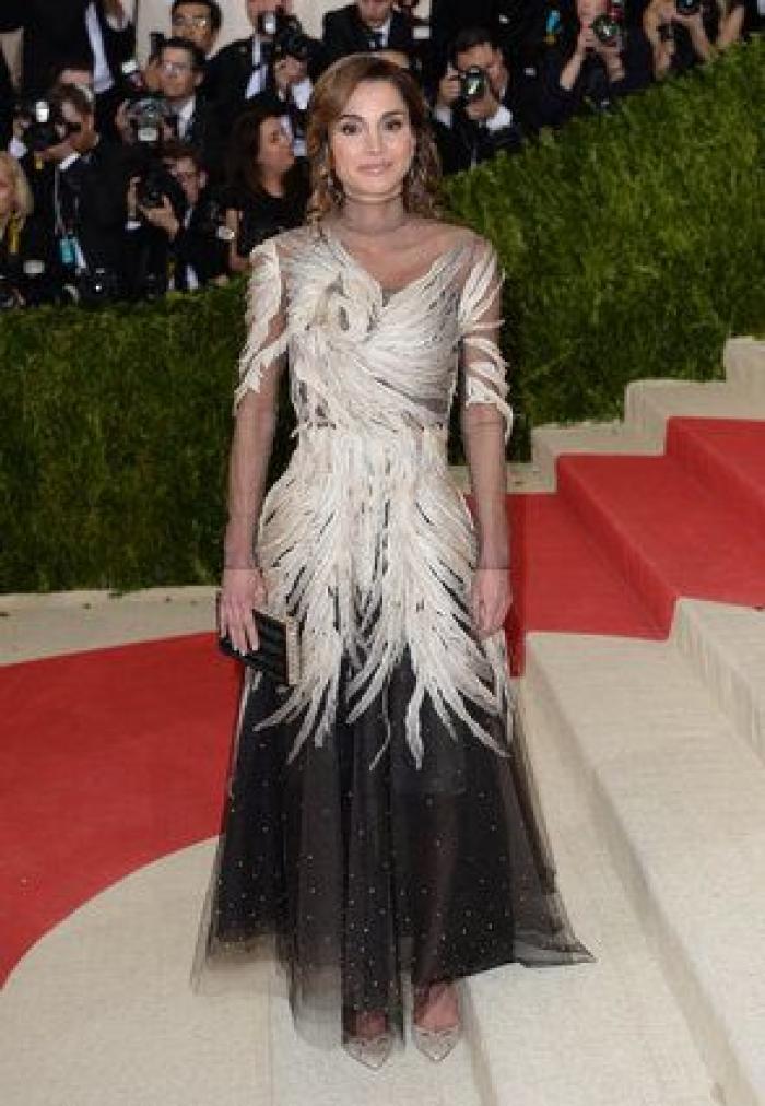 Un bloguero recrea en su casa los 'looks' más destacados de la gala Met 2016