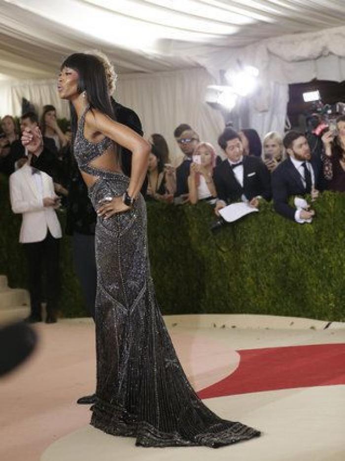 Un bloguero recrea en su casa los 'looks' más destacados de la gala Met 2016