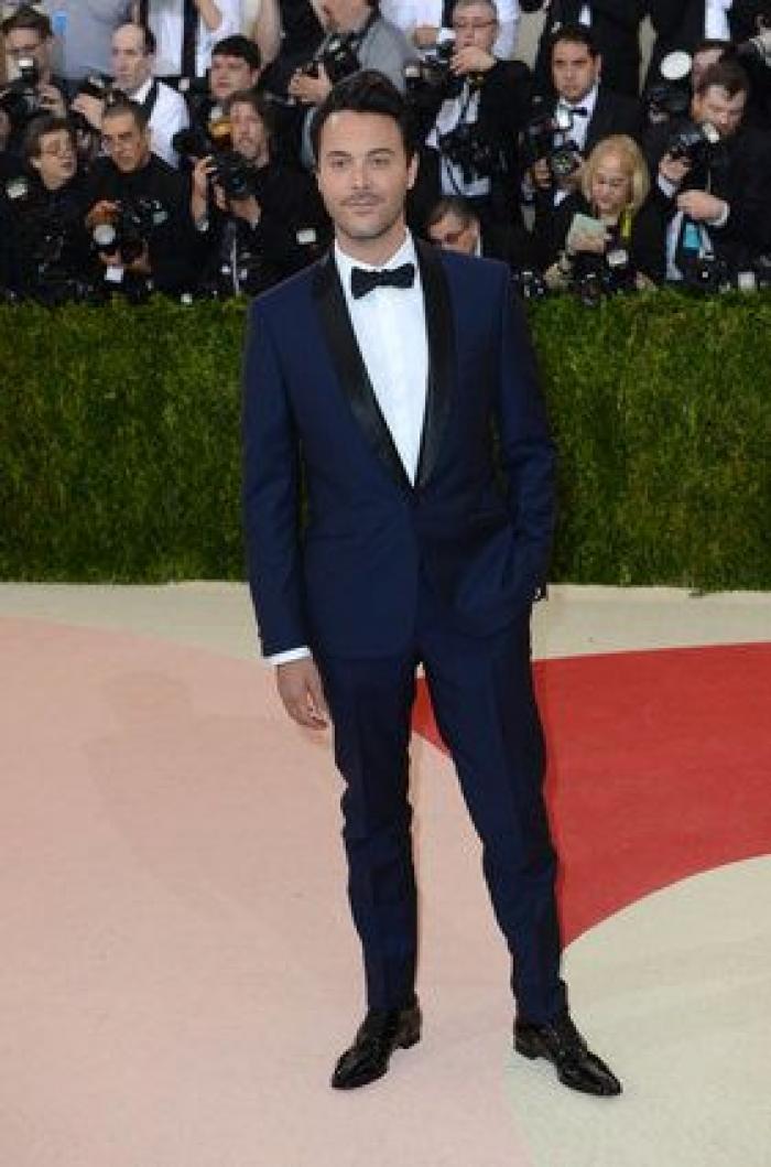 Un bloguero recrea en su casa los 'looks' más destacados de la gala Met 2016