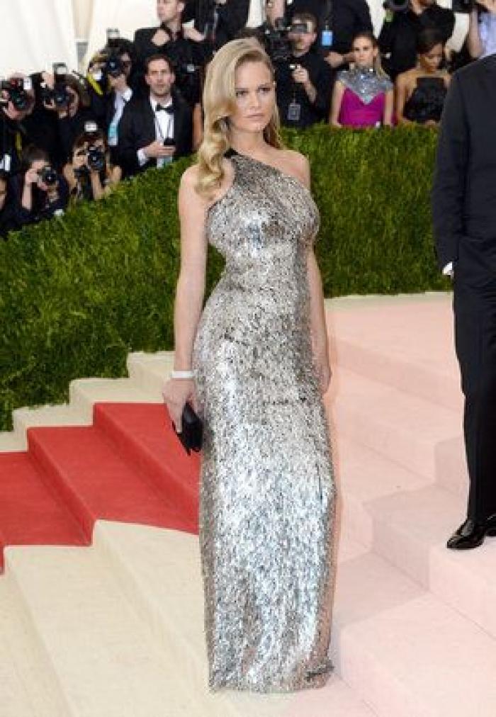 Un bloguero recrea en su casa los 'looks' más destacados de la gala Met 2016