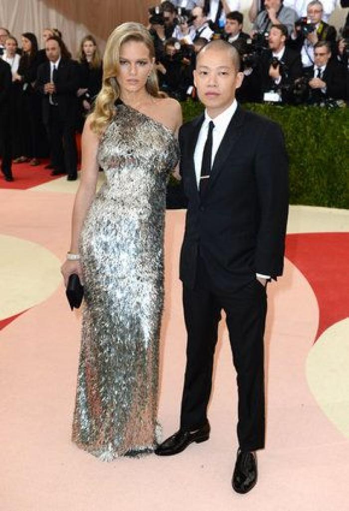 Un bloguero recrea en su casa los 'looks' más destacados de la gala Met 2016