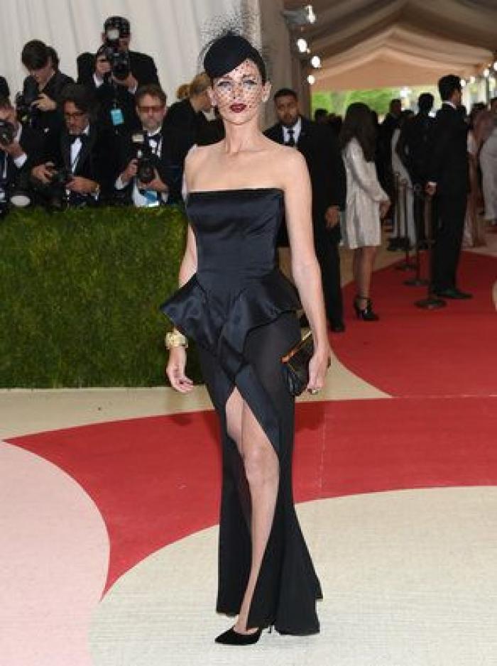 Un bloguero recrea en su casa los 'looks' más destacados de la gala Met 2016