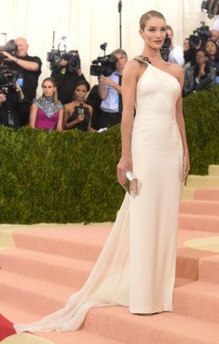 Un bloguero recrea en su casa los 'looks' más destacados de la gala Met 2016