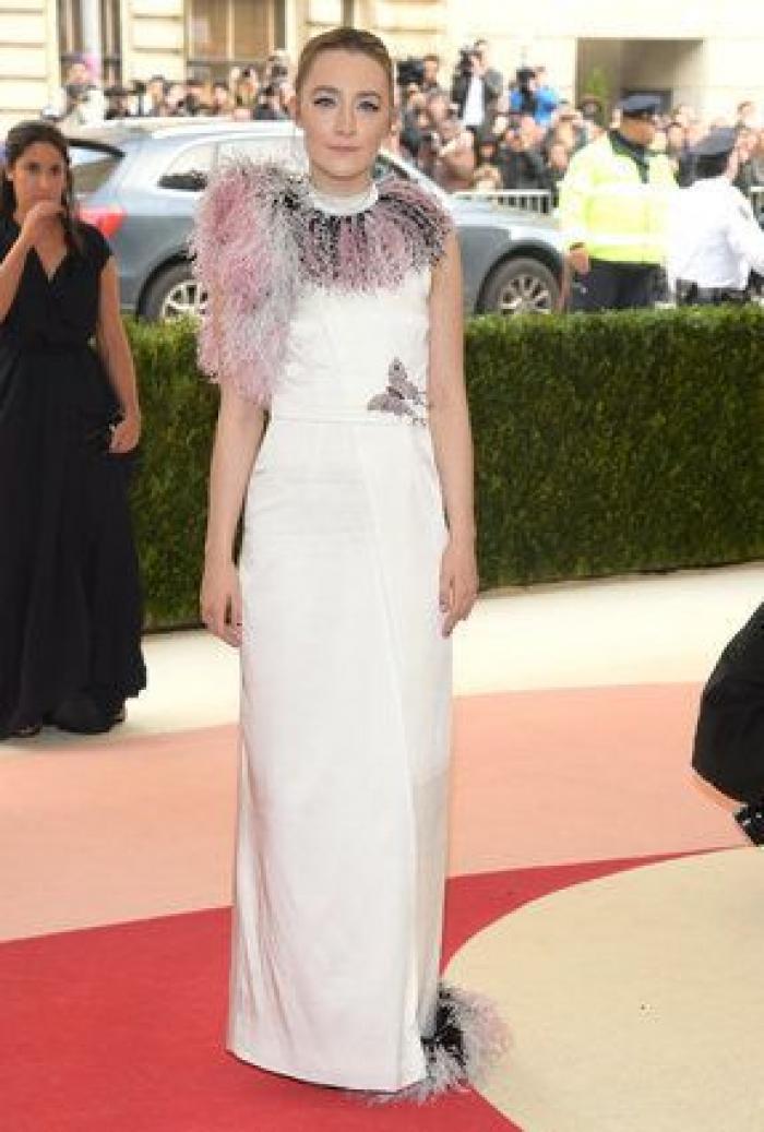 Un bloguero recrea en su casa los 'looks' más destacados de la gala Met 2016