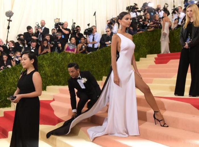 Un bloguero recrea en su casa los 'looks' más destacados de la gala Met 2016