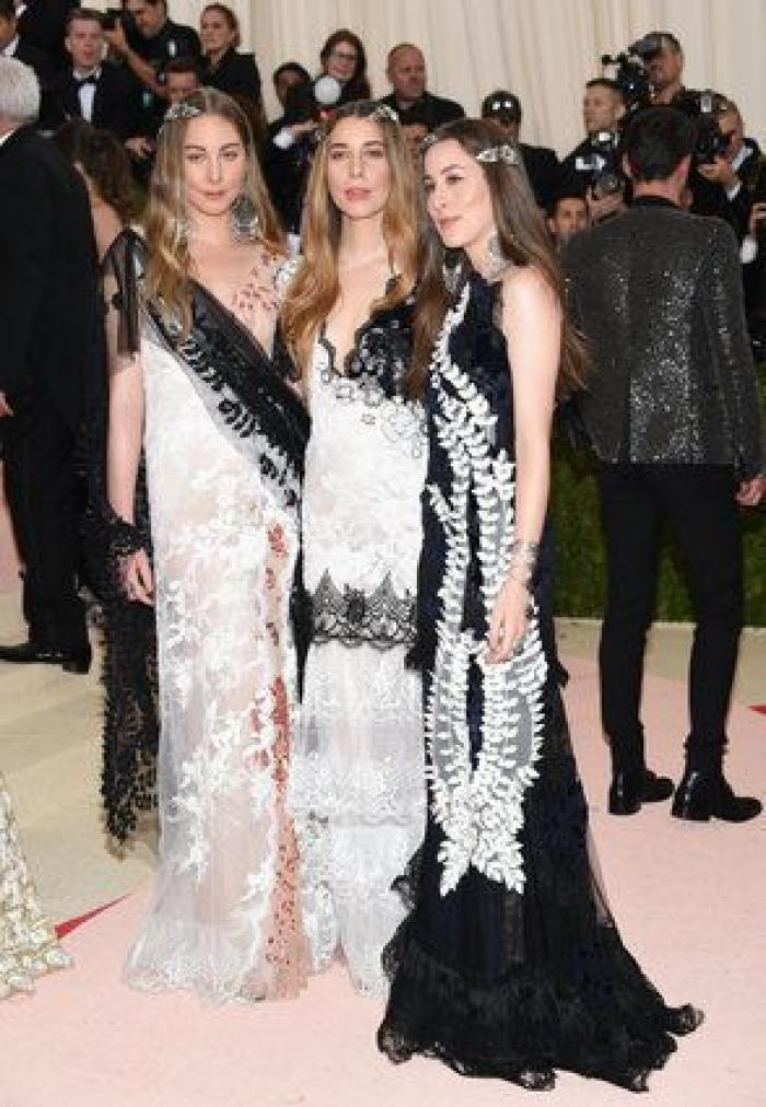 Un bloguero recrea en su casa los 'looks' más destacados de la gala Met 2016