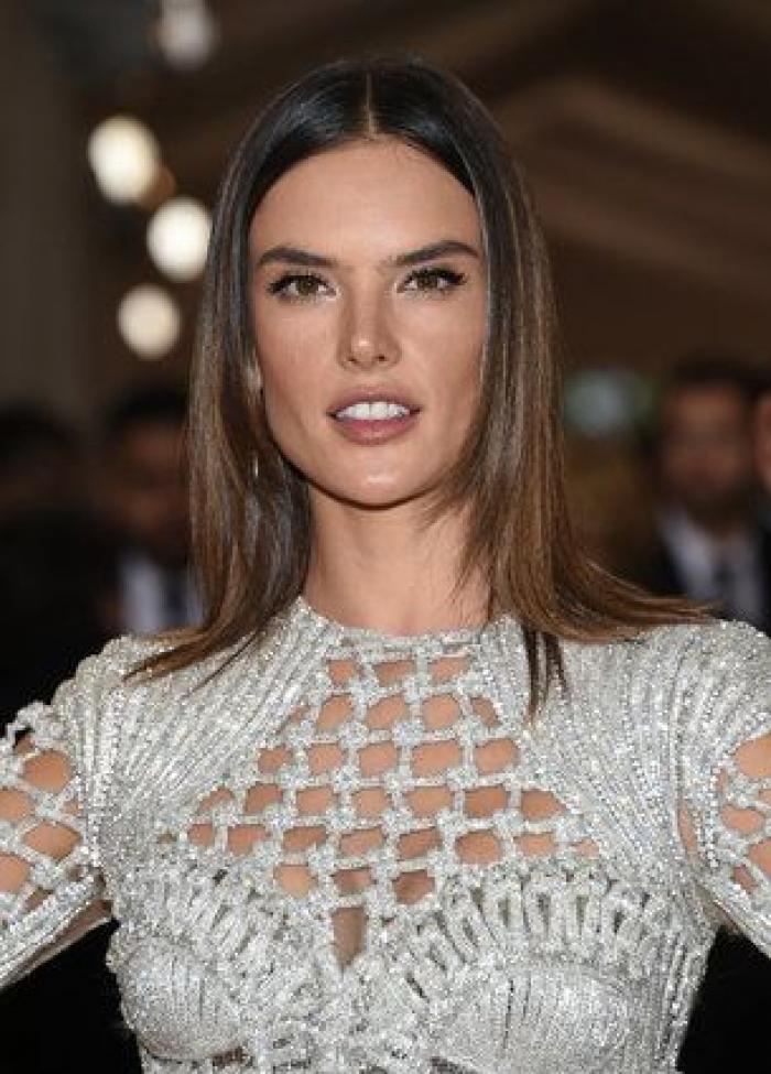 Un bloguero recrea en su casa los 'looks' más destacados de la gala Met 2016