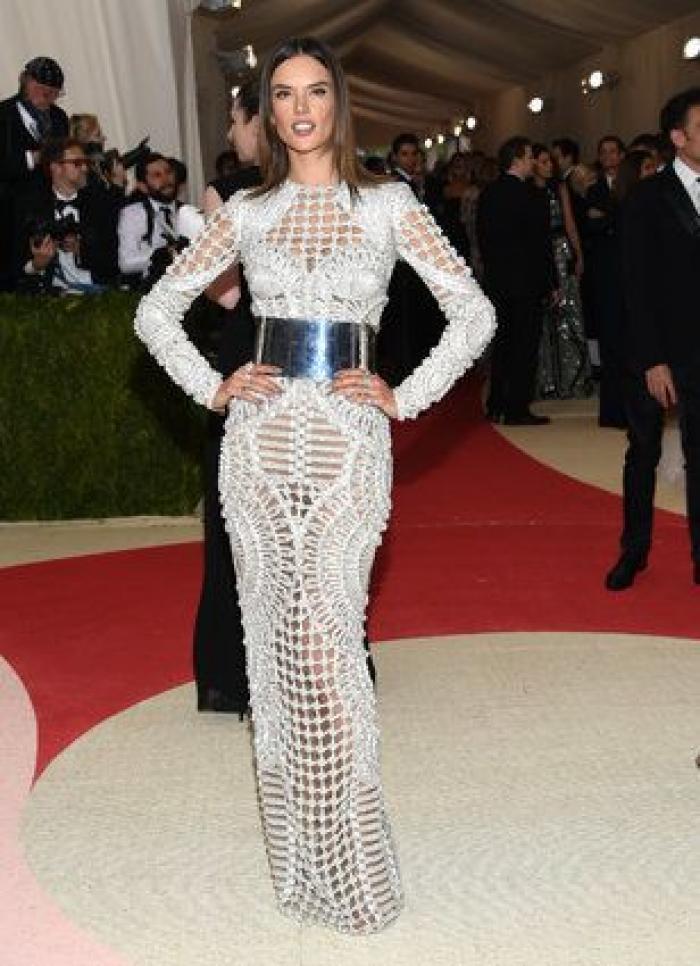 Un bloguero recrea en su casa los 'looks' más destacados de la gala Met 2016