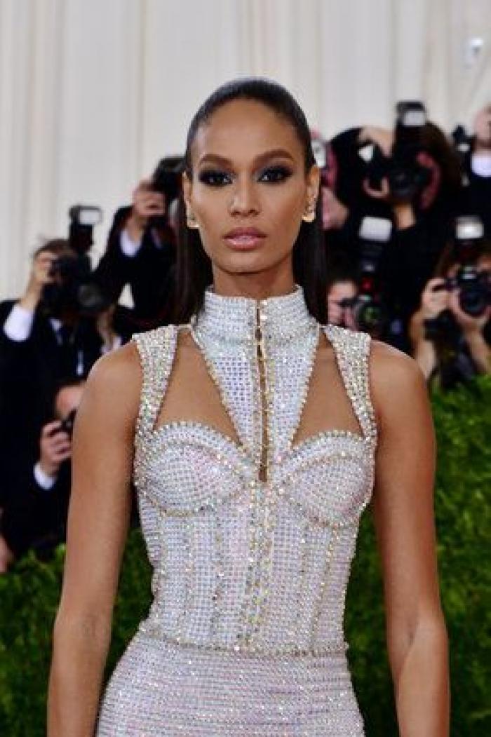 Un bloguero recrea en su casa los 'looks' más destacados de la gala Met 2016