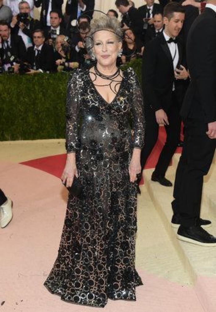 Un bloguero recrea en su casa los 'looks' más destacados de la gala Met 2016