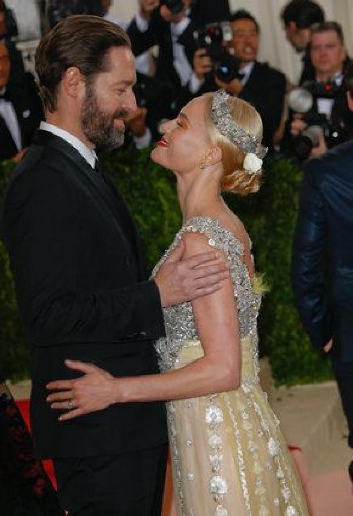 Un bloguero recrea en su casa los 'looks' más destacados de la gala Met 2016